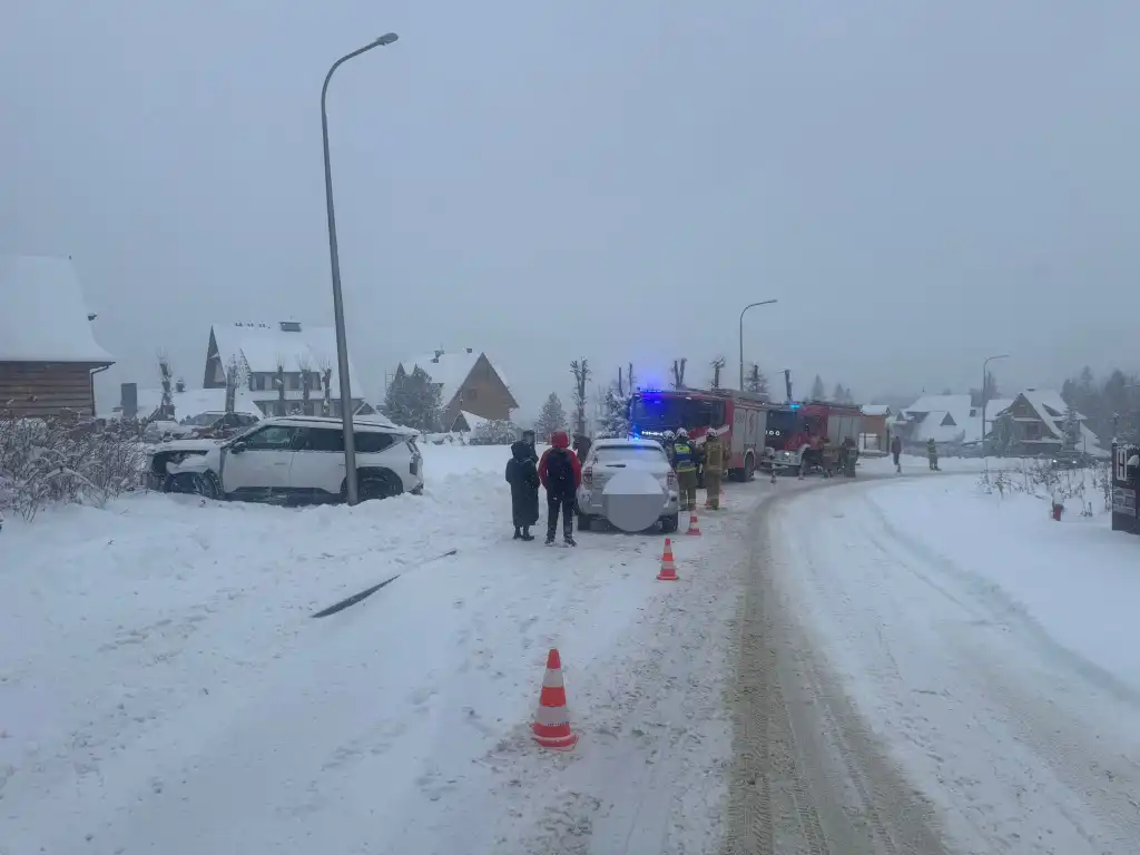 Pierwszy śnieg, pierwsze kolizje i pierwsze przestrogi. Kierowca stracił panowanie nad autem i wjechał w latarnie