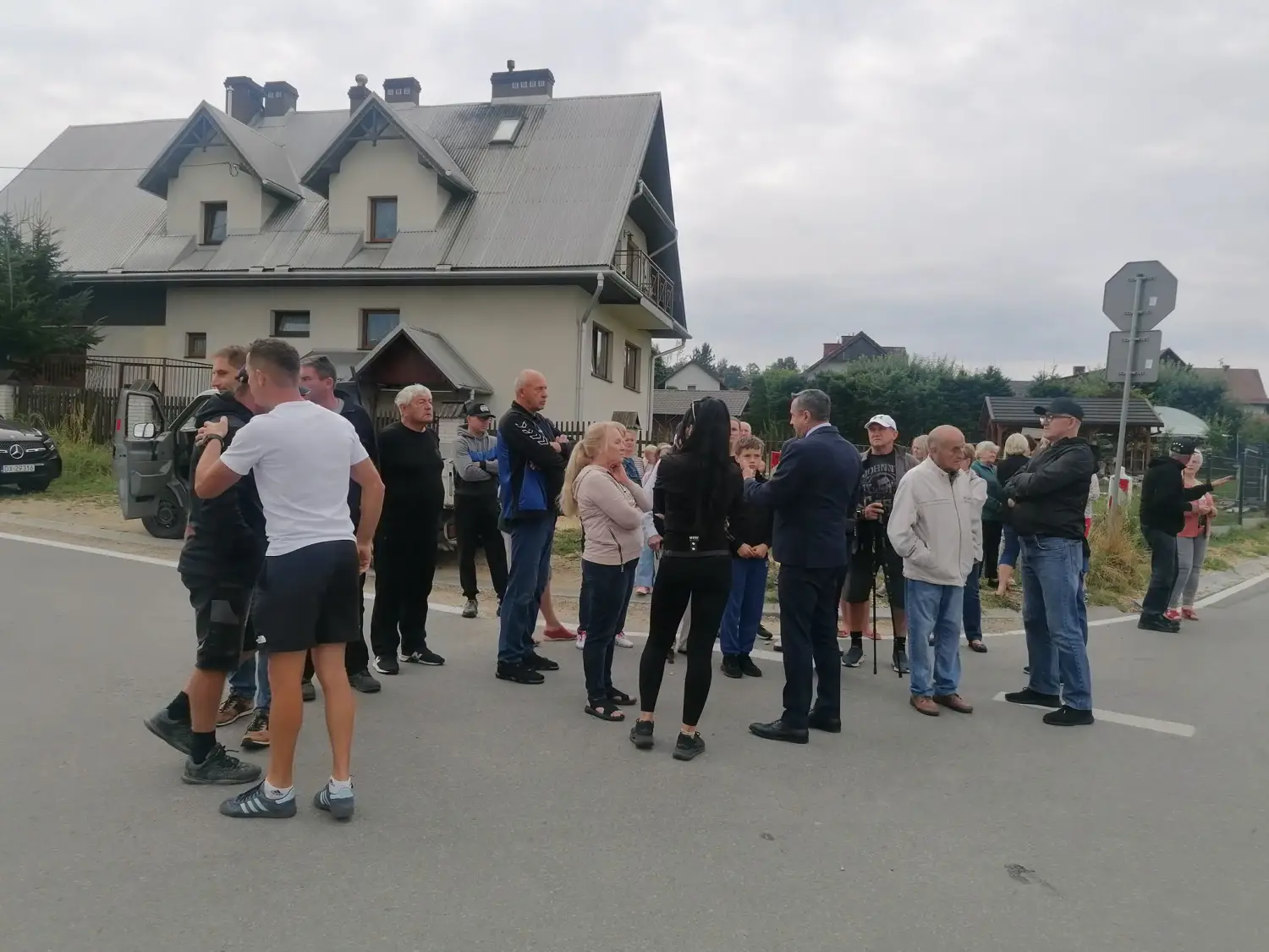 Po tragedii chcą bezpieczniejszego przejazdu. Mieszkańcy przyszli na spotkanie, zabrakło PKP