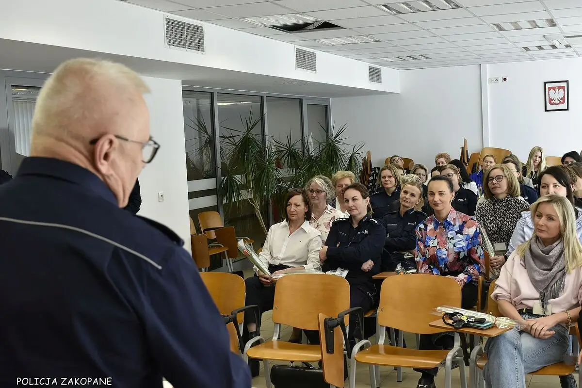 Tak Zakopiańska Policja świętowała Dzień Kobiet, były kwiaty i tort dla policjantek