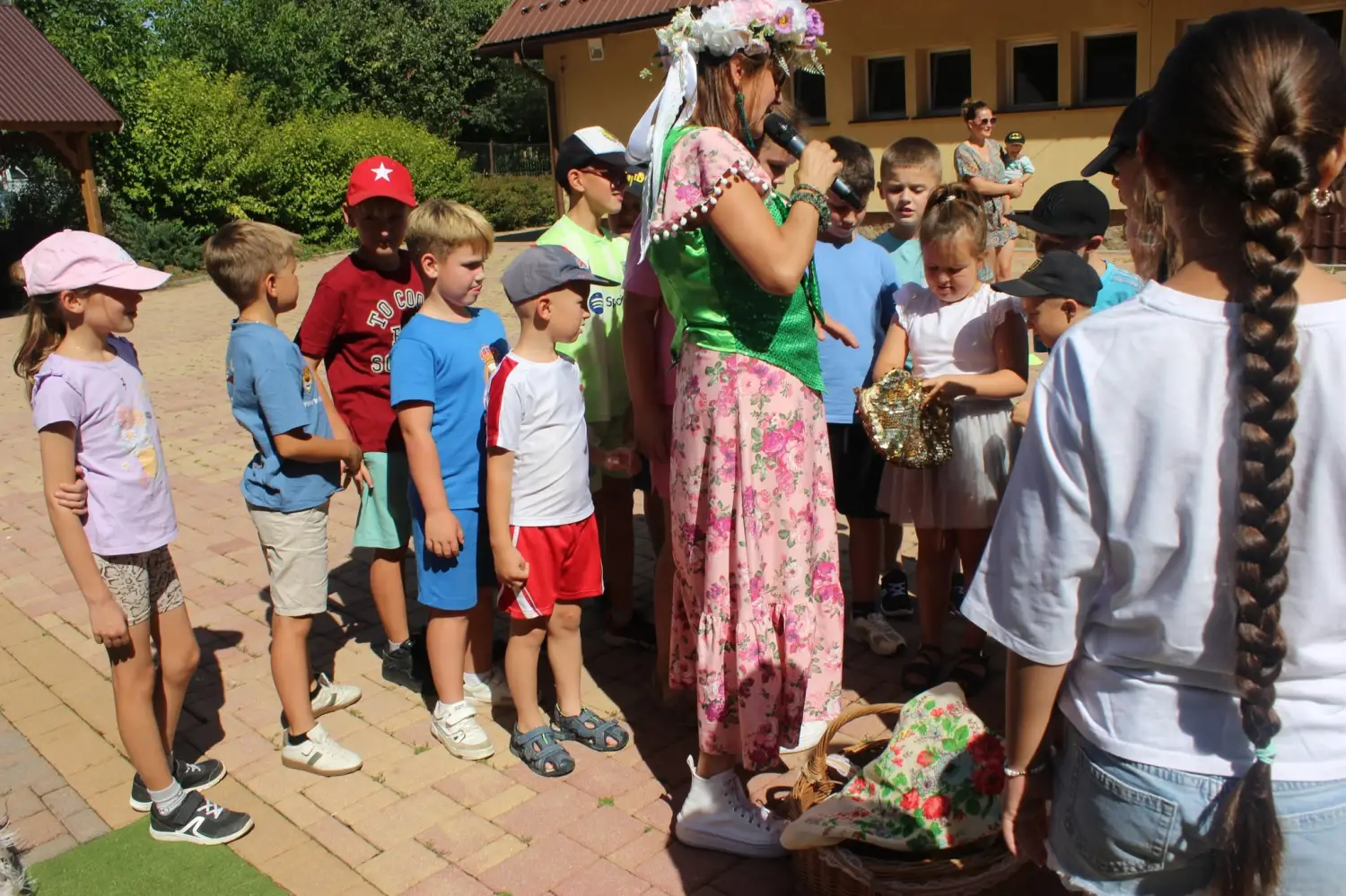 Stitch skradł show w Łopusznej. Dzieci ustawiały się też po niebieską watę cukrową