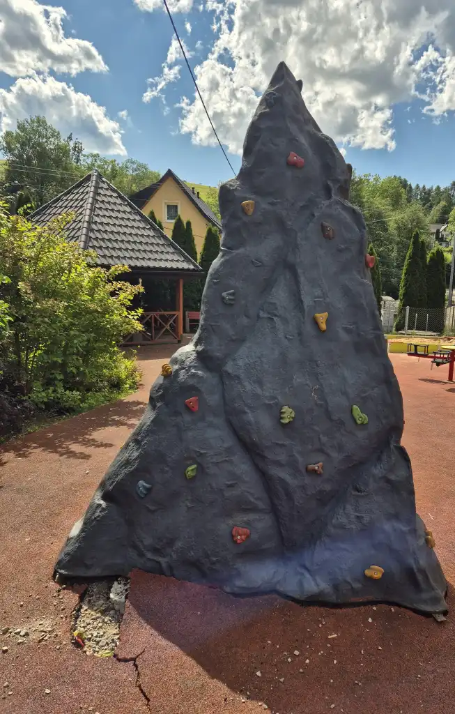 Wójt Łapsz Niżnych pokazuje zniszczenia jakie miały miejsce na terenie gminy