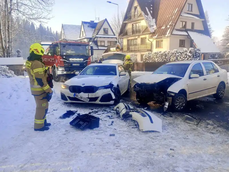 Czołowe zderzenie w Poroninie. Siedem osób w dwóch pojazdach