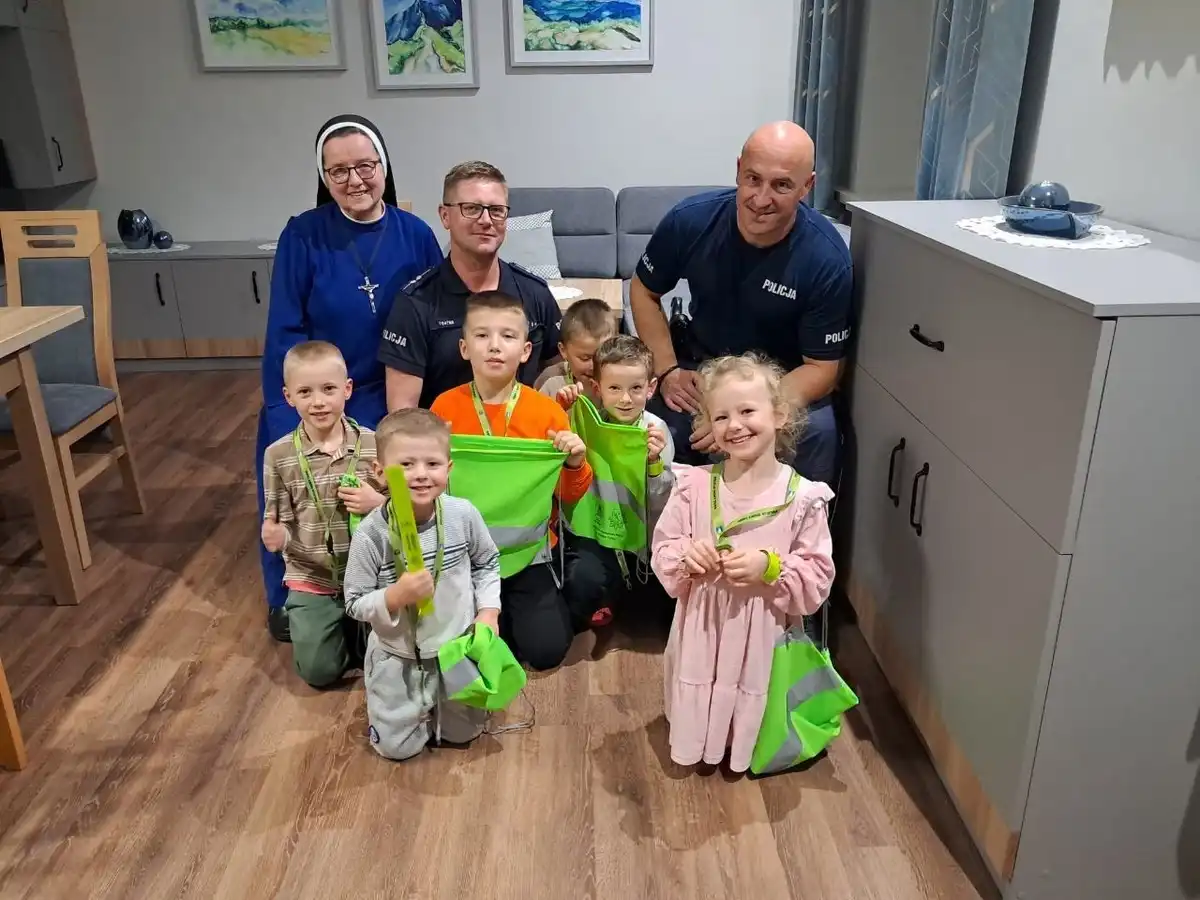 Policjanci uczą bezpieczeństwa w domu dziecka w Spytkowicach