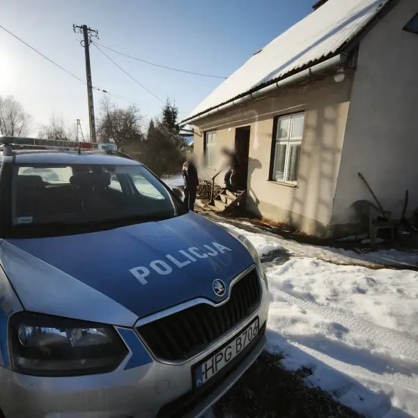 Profilaktyczna interwencja policjantów w Jabłonce, po sygnałach o trudnych warunkach życia