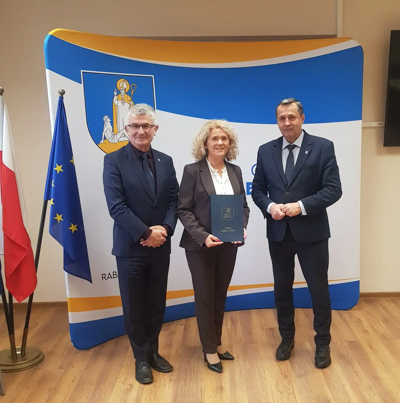 Pamiątkowe dyplomy i podziękowania dla Dyrektorów szkół w Raba Wyżnej od wójta