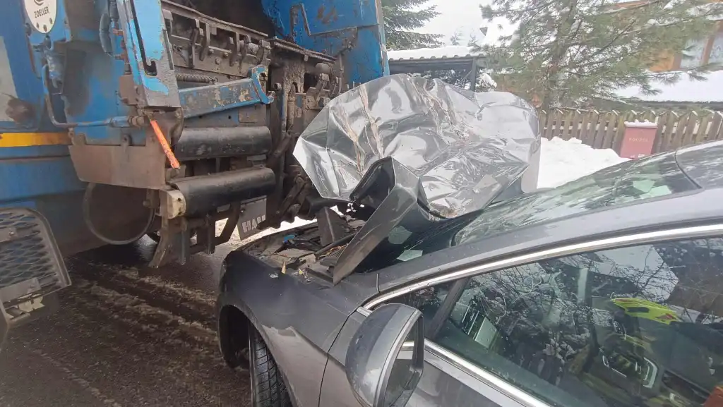 Bukowina Tatrzańska: Śmieciarka podczas cofania najechała na osobówkę