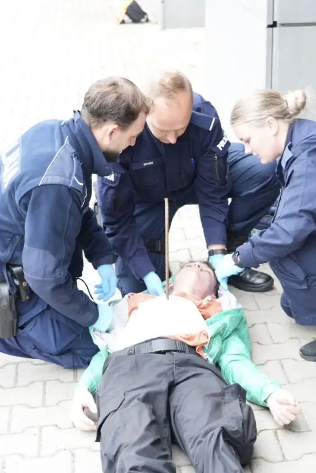 Młodzi adepci policyjnej służby ćwiczyli pierwszą pomoc i ratownictwo wodne