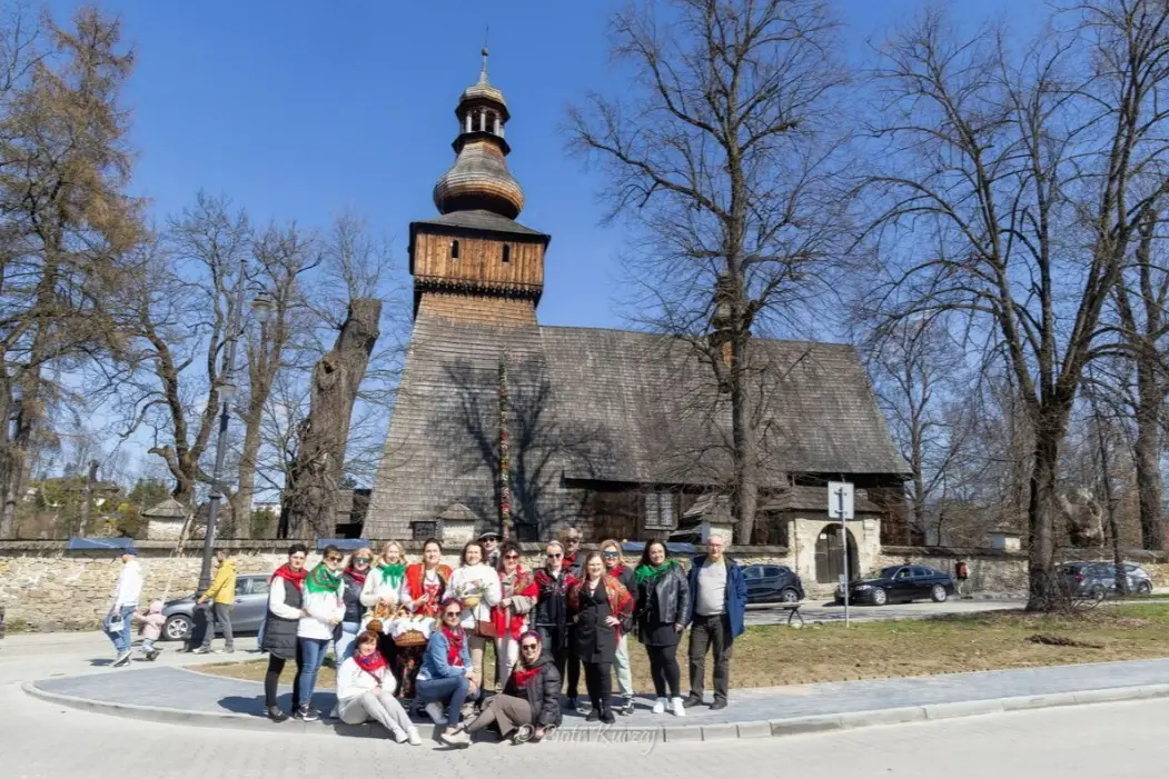 Święcenie pokarmów przy Muzeum Orkana. Turyści i mieszkańcy razem