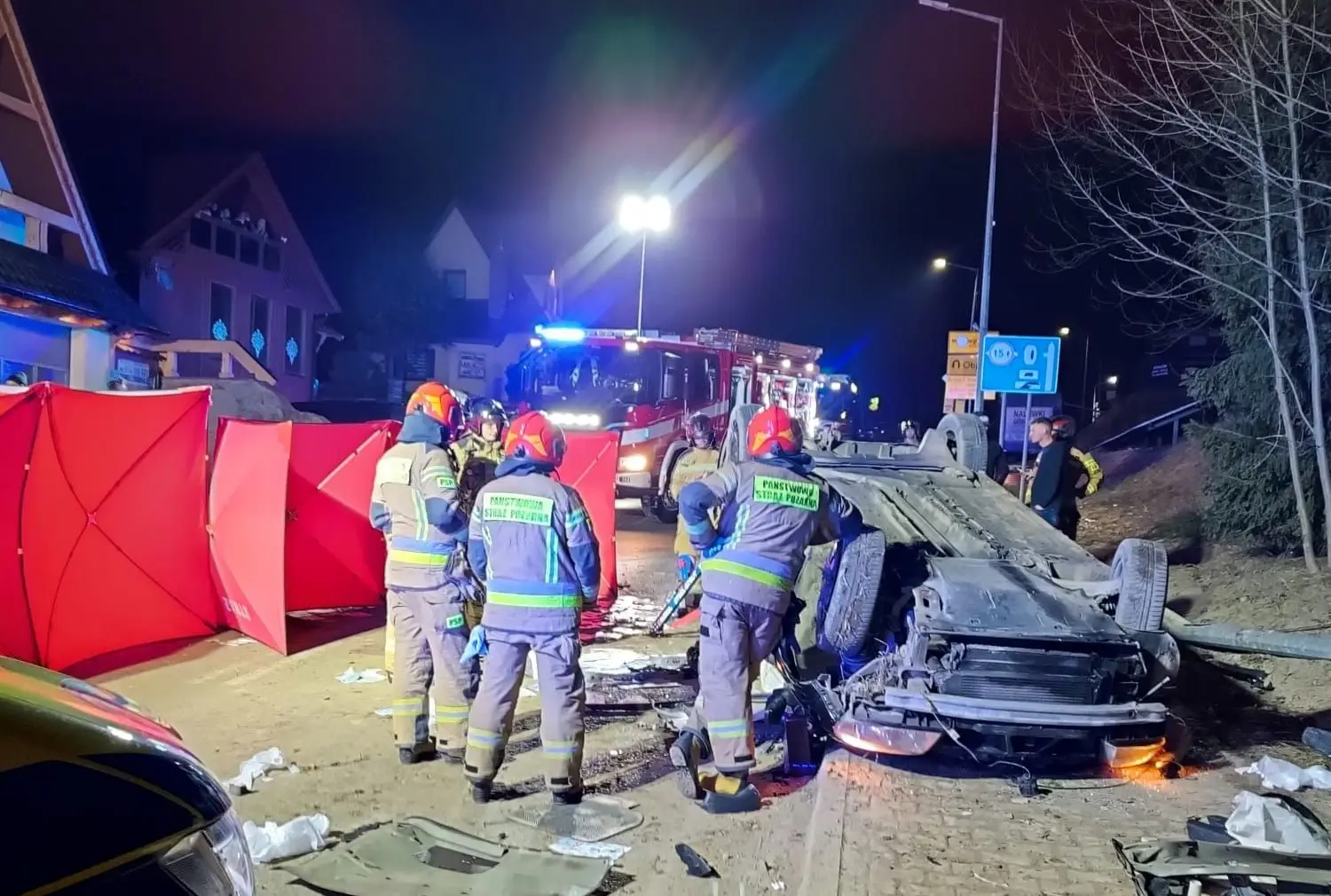 Groźny wypadek w Kościelisku. Jedna osoba zakleszczona w samochodzie