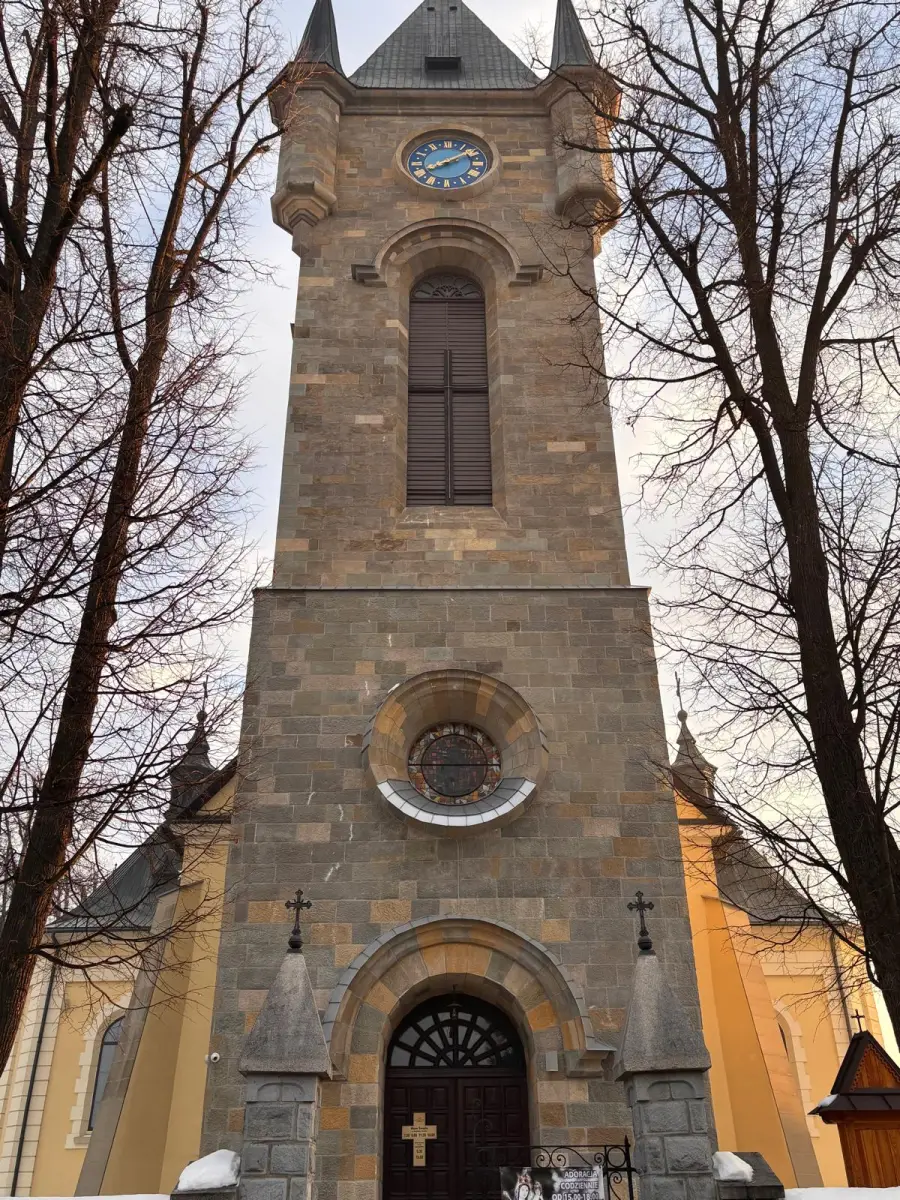 Zabytki Szaflar po renowacji. Kościół i plebania jak nowe