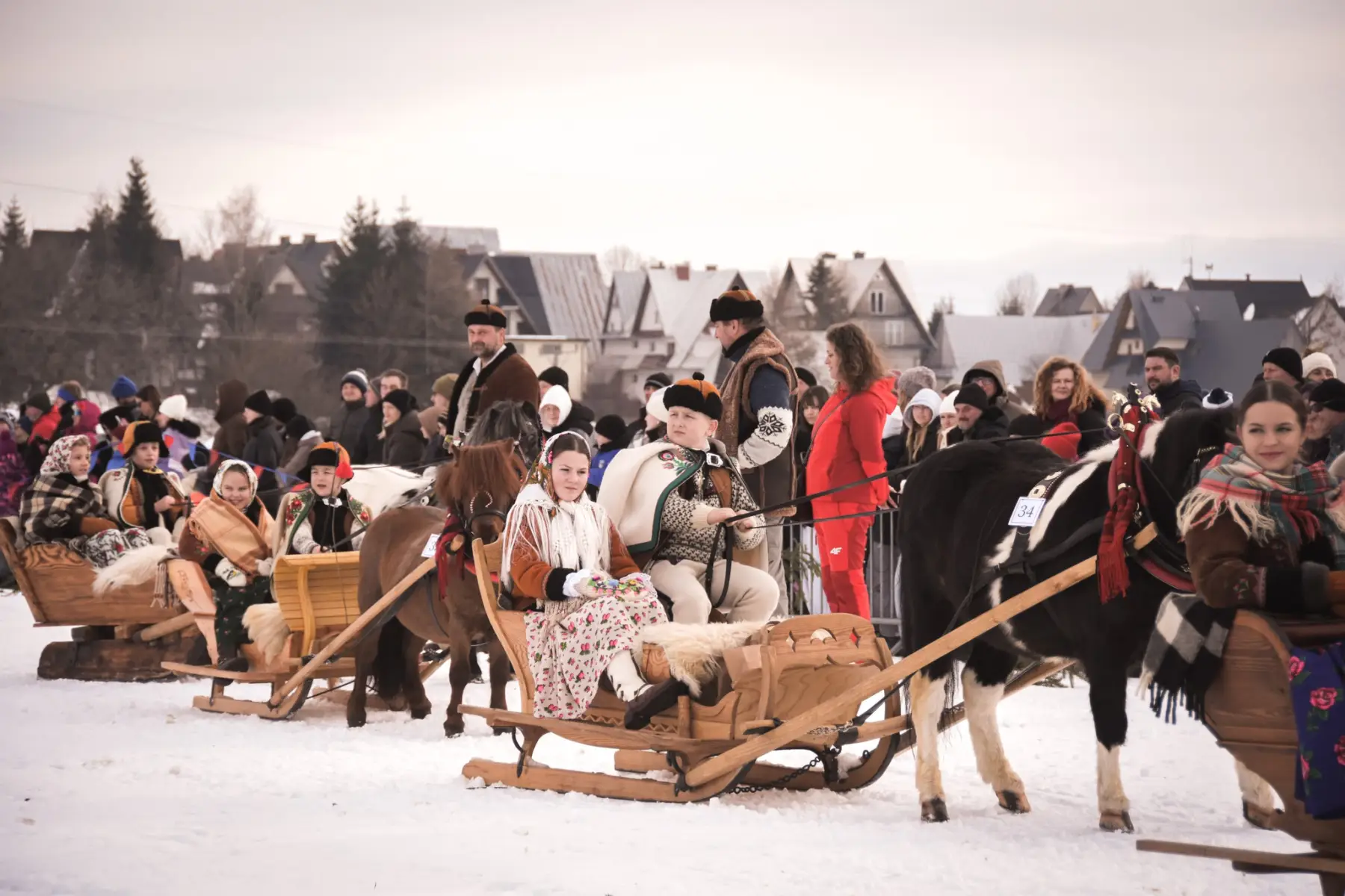 Tłumy na Bartolskim Wierchu. XXVI Parada Gazdowska w Zębie za nami