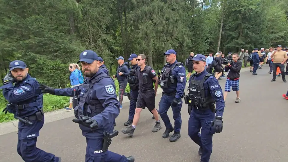 Weszli na drogę i próbowali zatrzymać wozy. Ostry przebieg protestu na trasie do Morskiego Oka