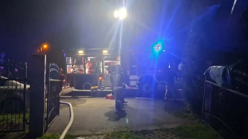 Nocny pożar budynku w Grywałdzie. Na miejscu kilka zastępów straży