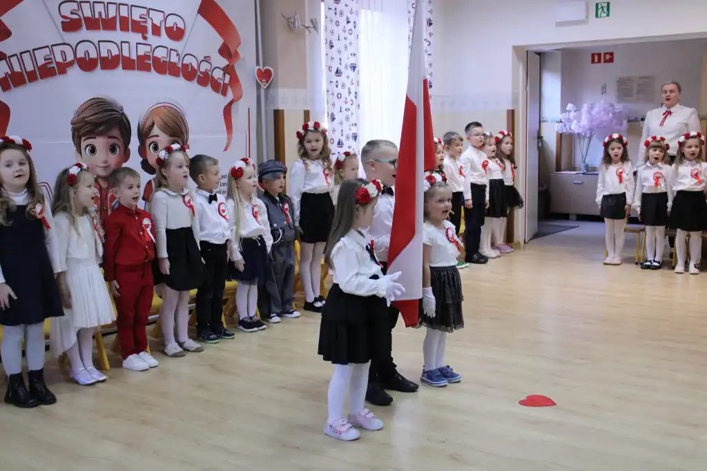 Mali patrioci w Maniowach. Przedszkolaki uczciły niepodległość