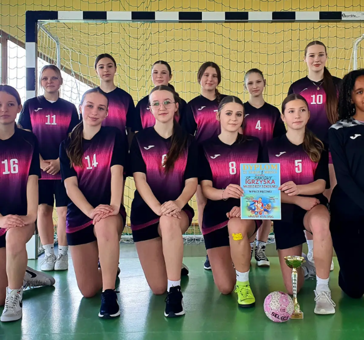 Maniowy górą. Młode szczypiornistki z awansem do powiatu