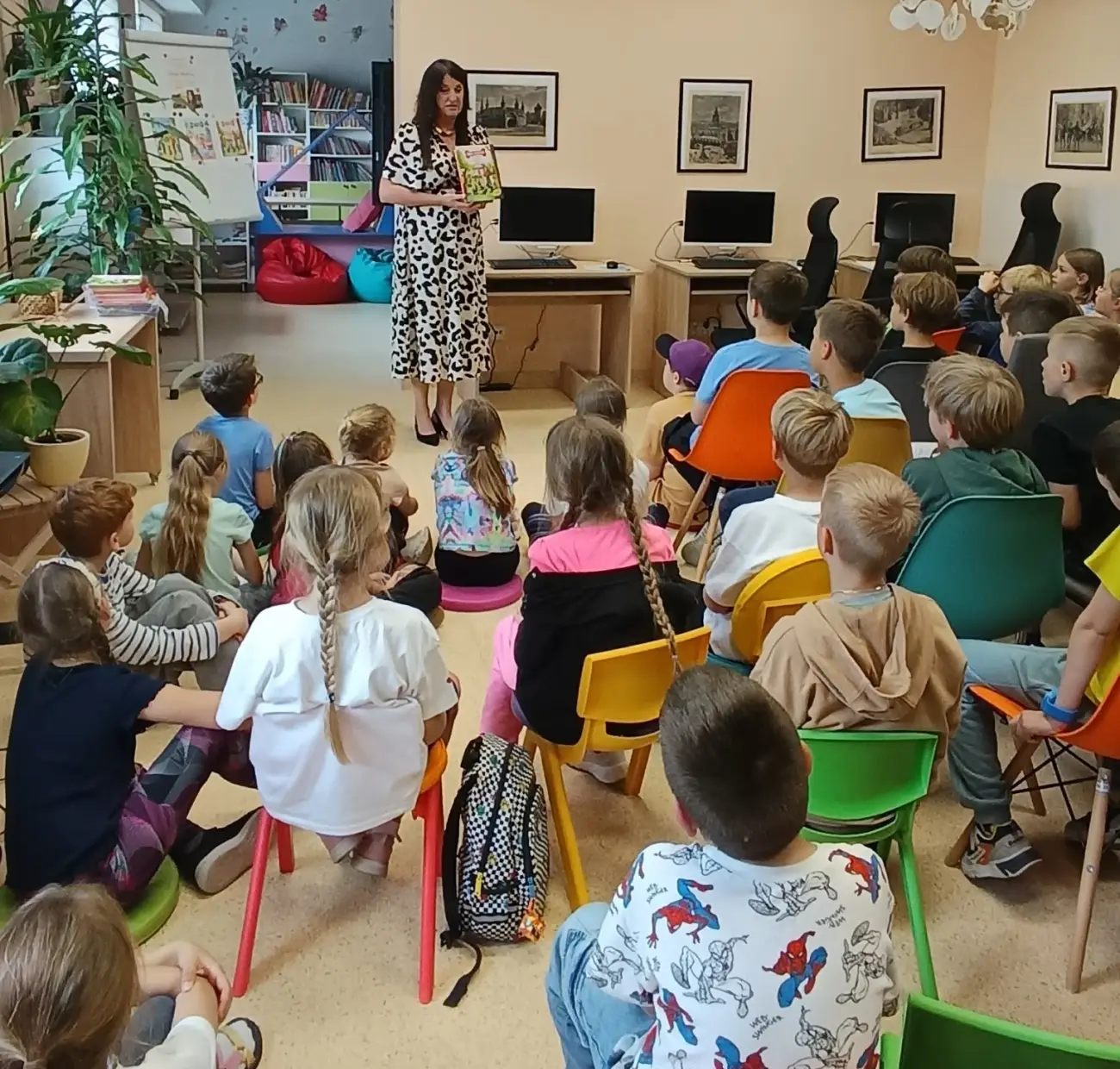 Irena Małysa odwiedziła bibliotekę w Kluszkowcach. Była rozmowa o psach i bezpieczeństwie