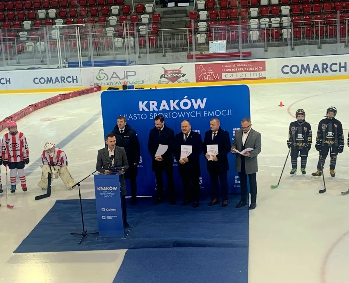 Nowa inwestycja sportowa w Krościenku z rządowym wsparciem. Lodowisko zimą, boisko latem