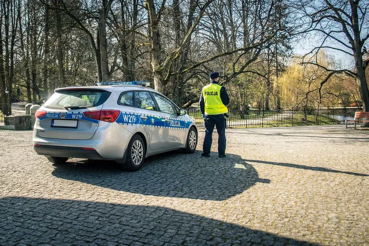Uciekał motocyklem przed policją. Porzucił crossa i pobiegł do lasu. Szybko wyszło na jaw, dlaczego