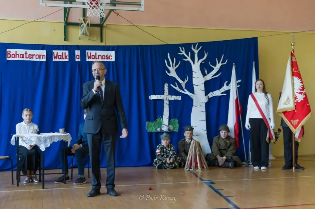 Wzruszające obchody Święta Szkoły w Rdzawce. Hołd dla bohaterów walk o wolność