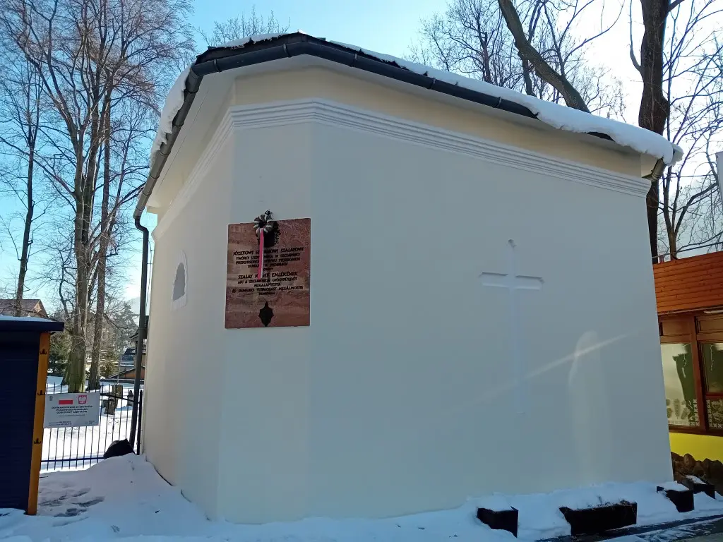 Zabytkowa kaplica przy cmentarzu Szalayowskim w Szczawnicy po kompleksowej renowacji
