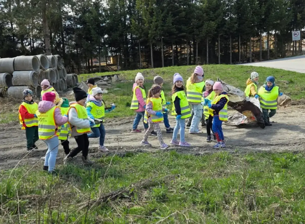 Małe ręce, duża zmiana. Przedszkolaki posprzątały Maniowy