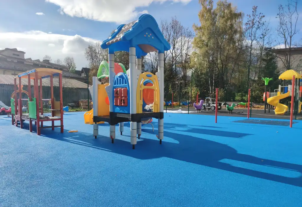 Kontrola na Chramcówkach. Zastępca Burmistrza sprawdza, jak działa tymczasowa siedziba Przedszkola im. K. Makuszyńskiego.