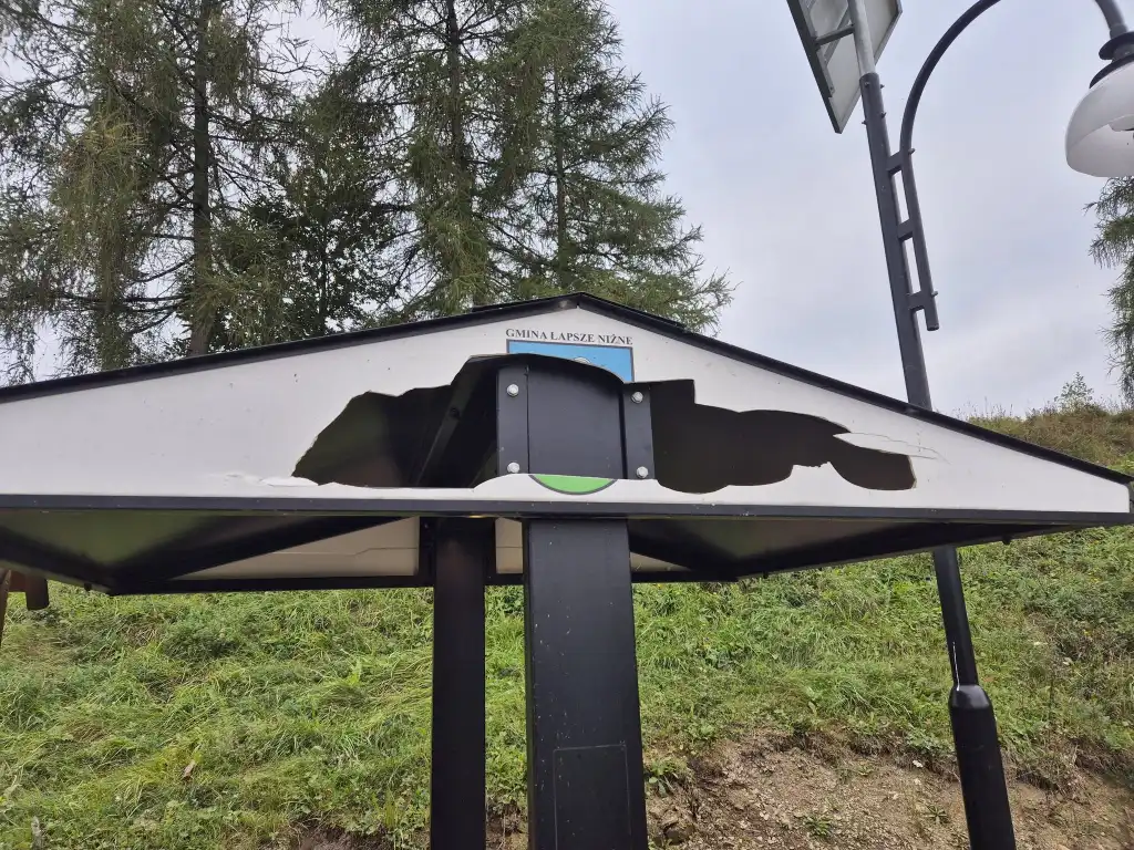 Wójt Łapsz Niżnych pokazuje zniszczenia jakie miały miejsce na terenie gminy