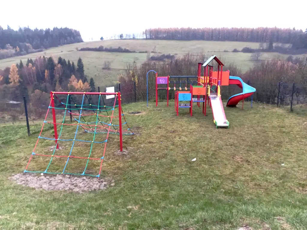 Modernizacja placu zabaw w Hałuszowej dobiegła końca