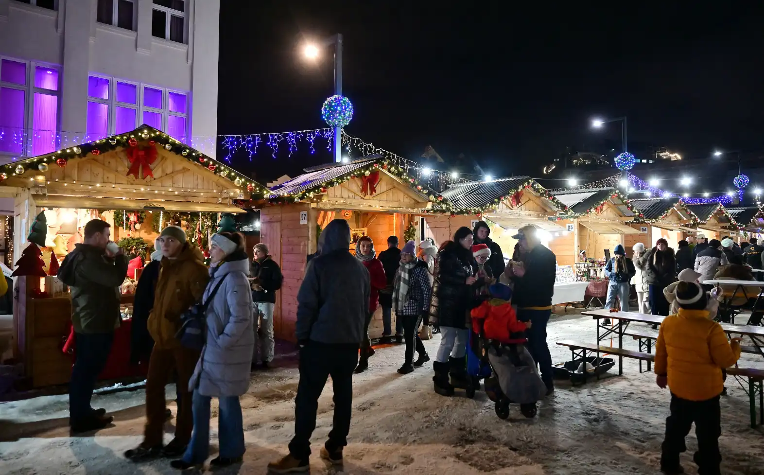 Turyści i mieszkańcy we wspólnym chórze z Mateuszem Ziółko na zakopiańskim Placu Niepodległości
