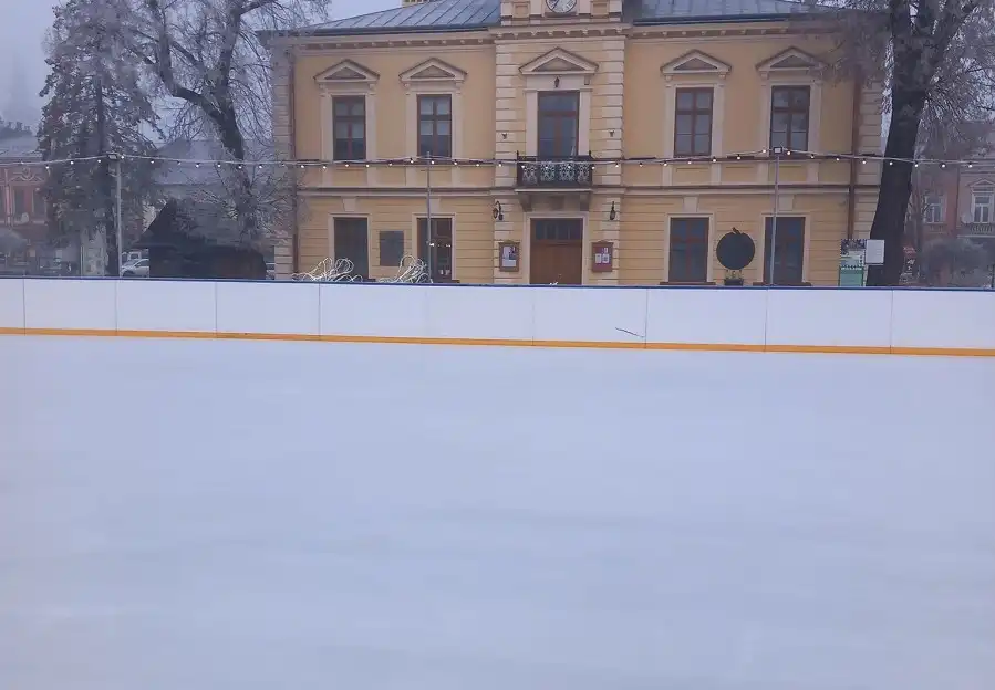 Łyżwy w ruch. Lodowisko na Rynku w Nowym Targu od 14 otwarte