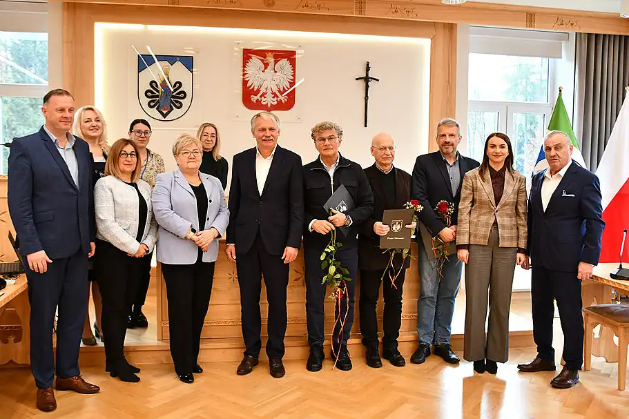 Dyrektorzy szkół z Powiatu Tatrzańskiego uhonorowani za efektywne zarządzanie oświatą