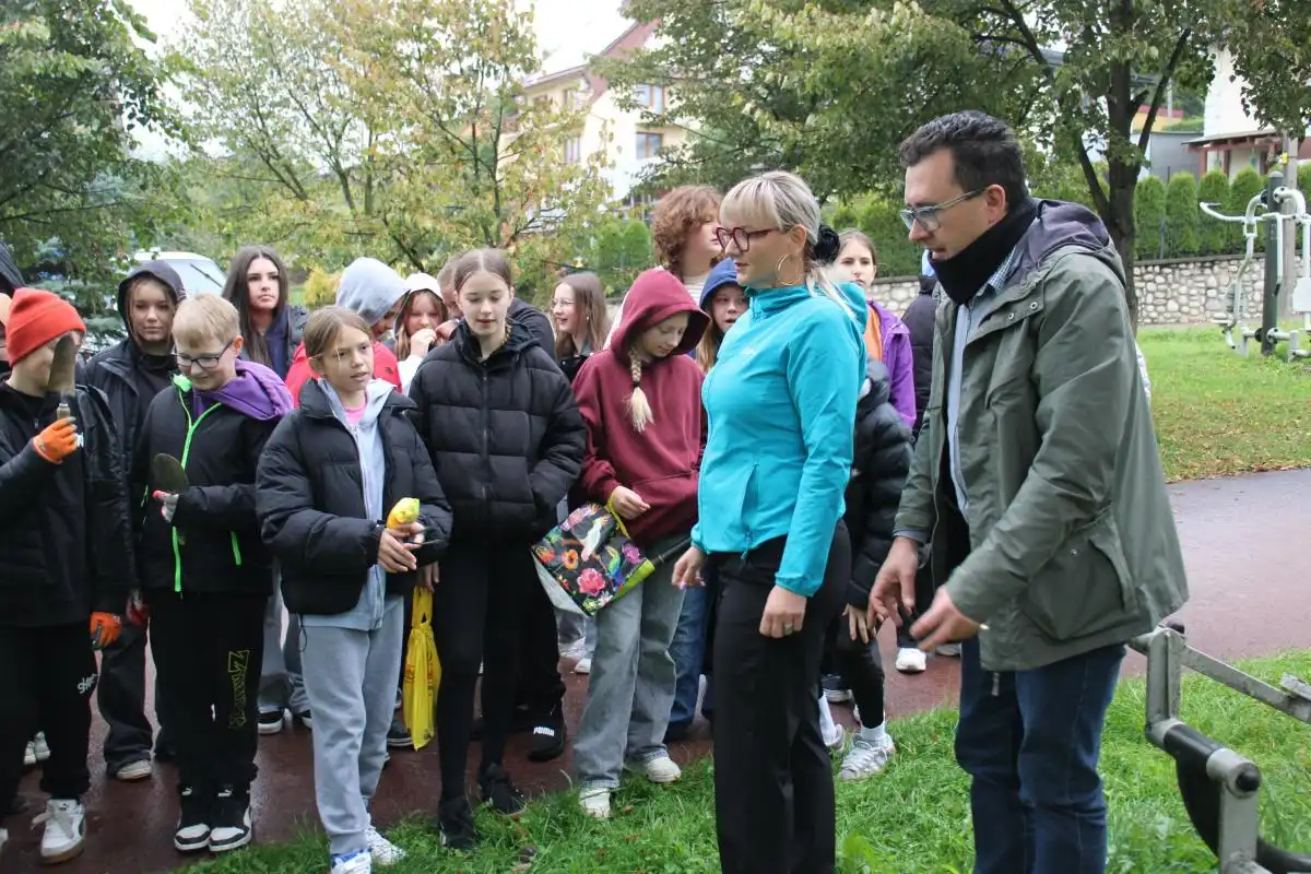 Krokusy, drzewka i uśmiechy. Dzieciaki zmieniają Maniowy i Kluszkowce