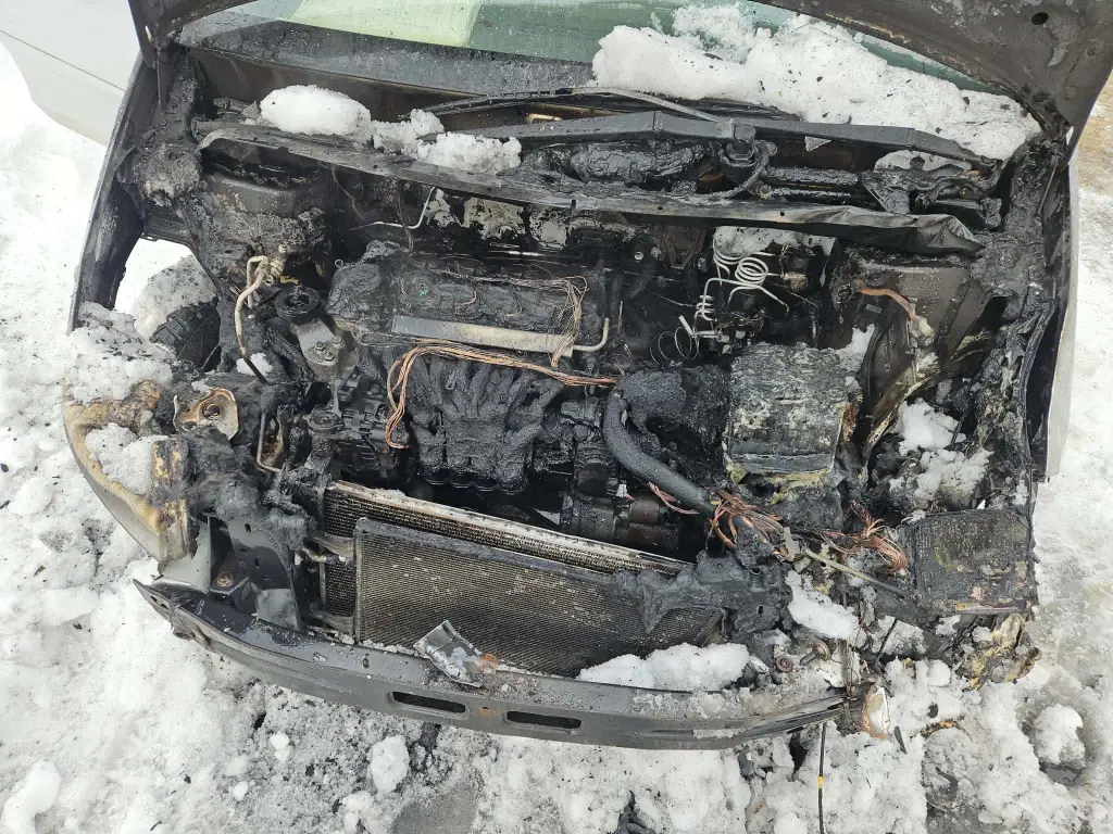 Pożar samochodu w Brzegach. Szybka interwencja strażaków z Bukowiny zakończona bez poszkodowanych