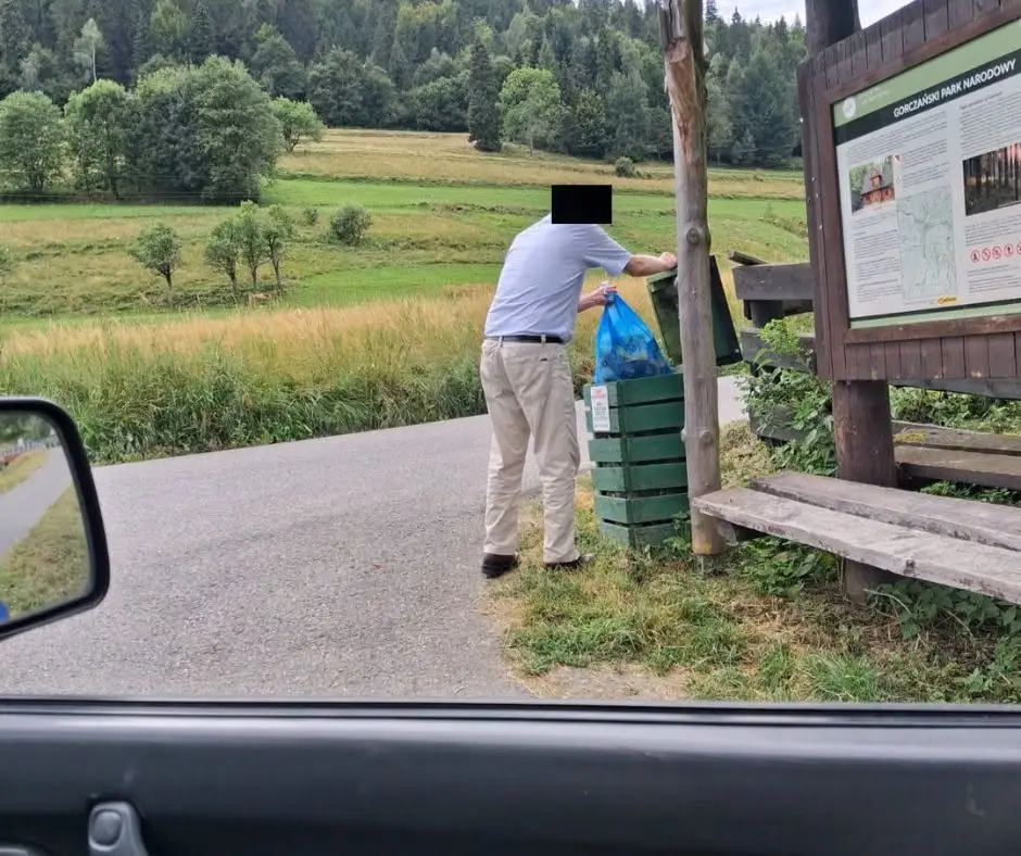 Kolejne śmieci na przystanku w Łopusznej. Tym razem sprawcę uchwycono na zdjęciach