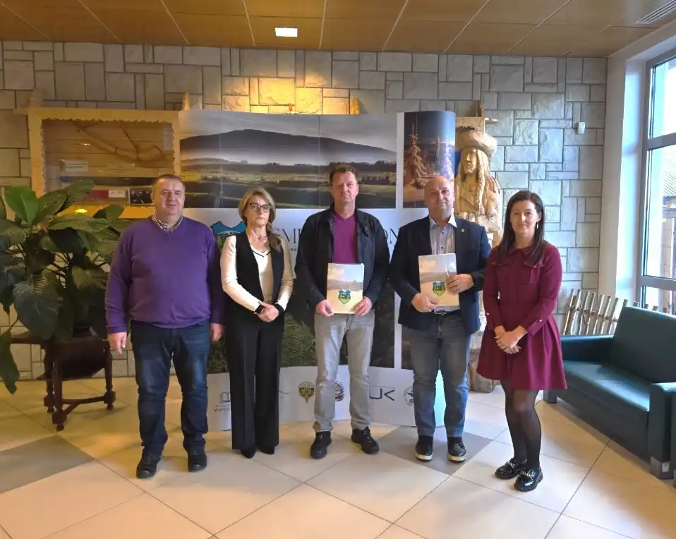 Nowe inwestycje w Gminie Jabłonka: umowy na remont dróg i modernizację urzędu podpisane