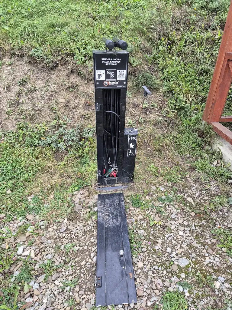 Wójt Łapsz Niżnych pokazuje zniszczenia jakie miały miejsce na terenie gminy