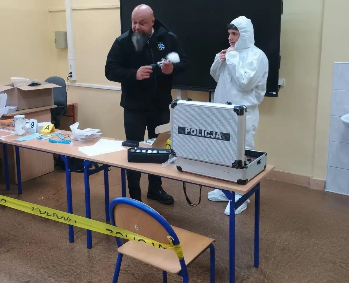 Policjanci zmienili się w detektywów na Nocy Bibliotek w Szczawnicy