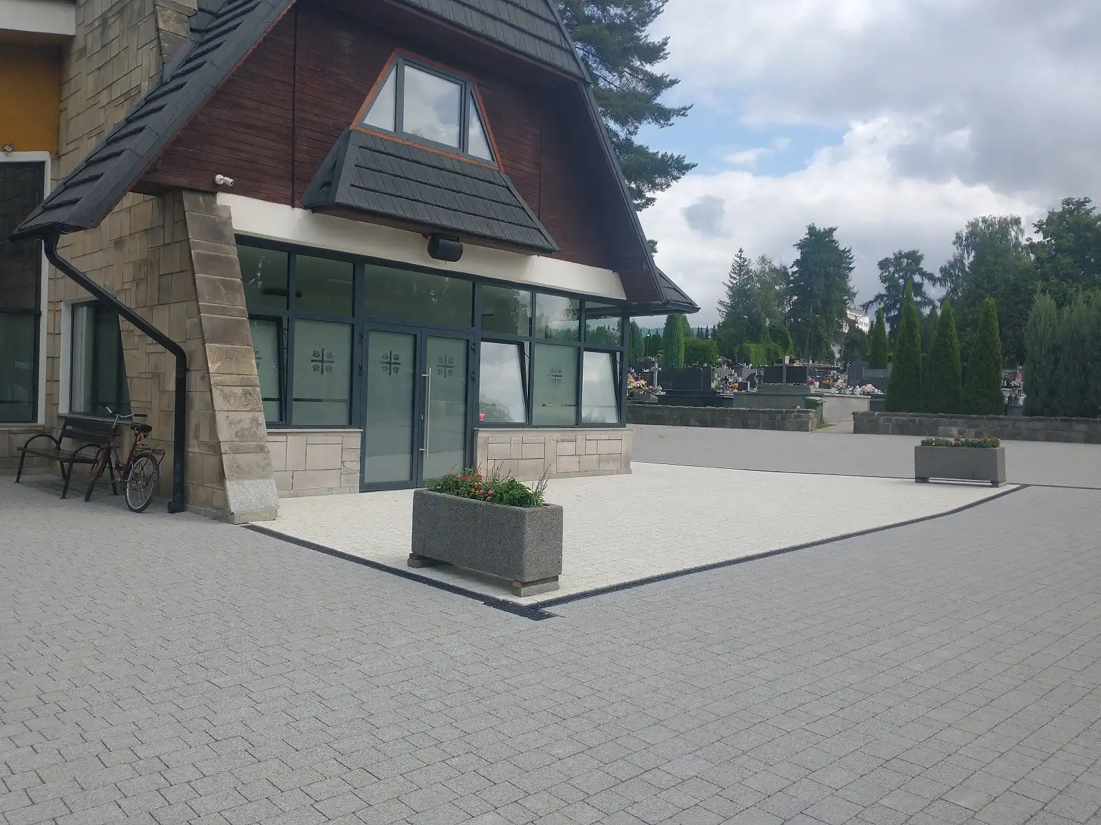 Bezpiecznie i estetycznie, zakończono remont placu na Cmentarzu Komunalnym w Nowym Targu