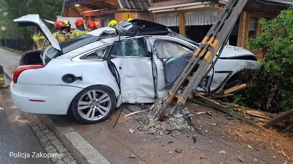 Jaguar roztrzaskał się o budynek w Zakopanem. Kierowca uciekł przed policją
