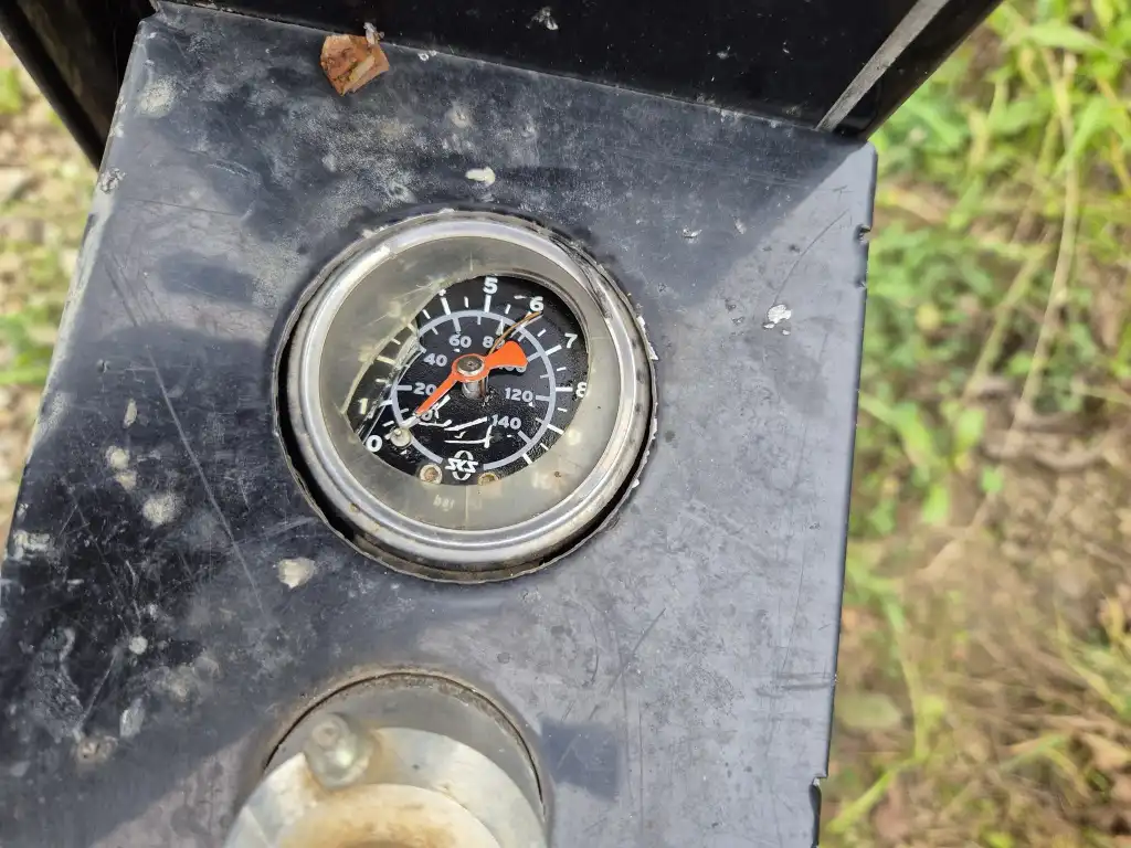 Wójt Łapsz Niżnych pokazuje zniszczenia jakie miały miejsce na terenie gminy