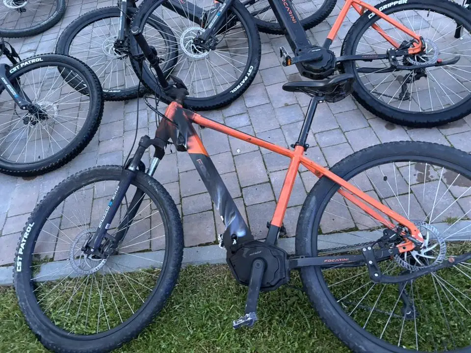 Pożar rowerów elektrycznych w Czorsztynie. Strażacy zapobiegli większym stratom