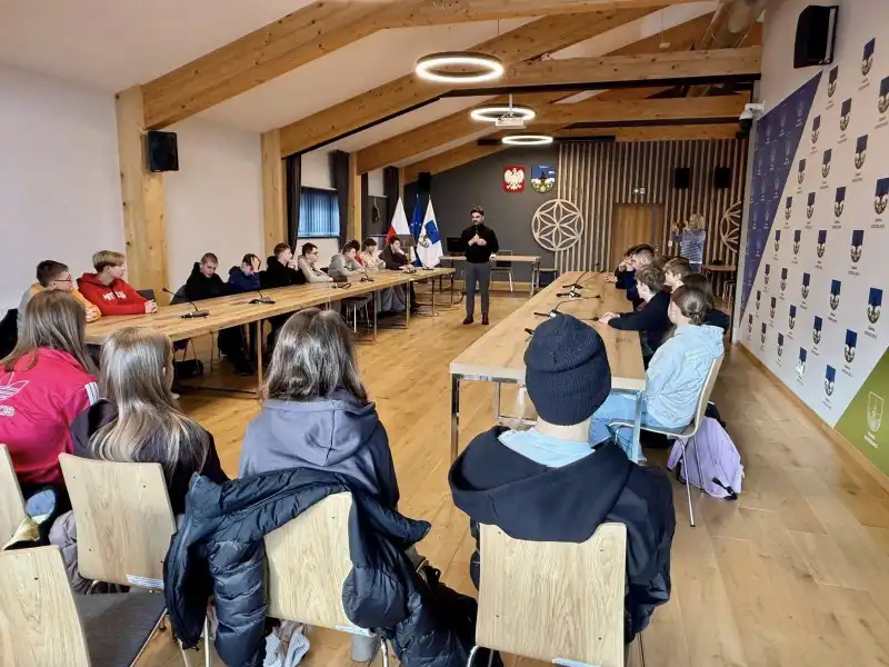 Ósmoklasiści z Kościeliska z wizytą w urzędzie gminy. Lekcja wiedzy o społeczeństwie w Urzędzie Gminy Kościelisko