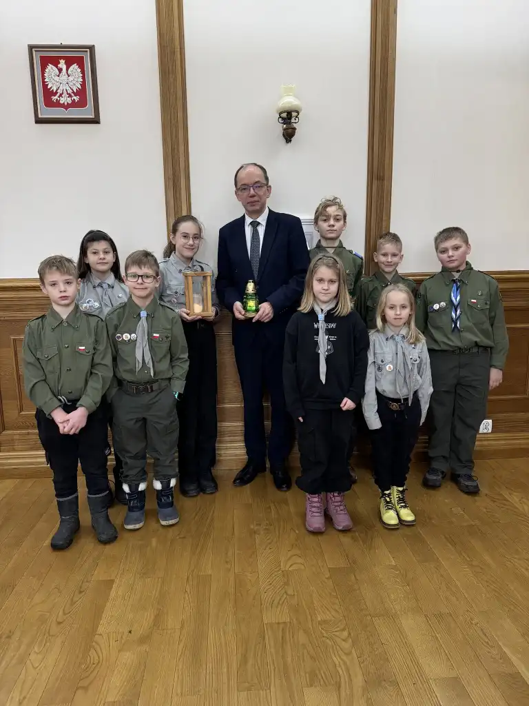 Przedświąteczna tradycja podtrzymana. Betlejemskie Światełko w nowotarskim ratuszu