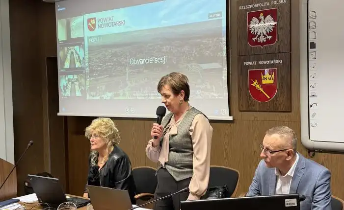 Sesja nadzwyczajna w Nowym Targu: transport zbiorowy i opłaty za pojazdy w centrum decyzji