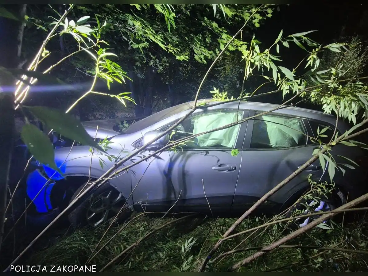 Zakopane: Policyjny pościg zakończony kraksą. 53-latek wpadł z 1,7 promila alkoholu