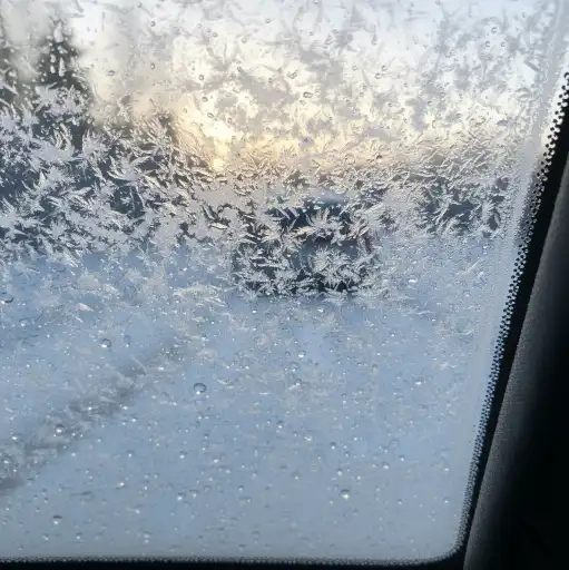 Zakopane: policja ostrzega przed „jazdą na czołgistę”. Grozi wysoki mandat