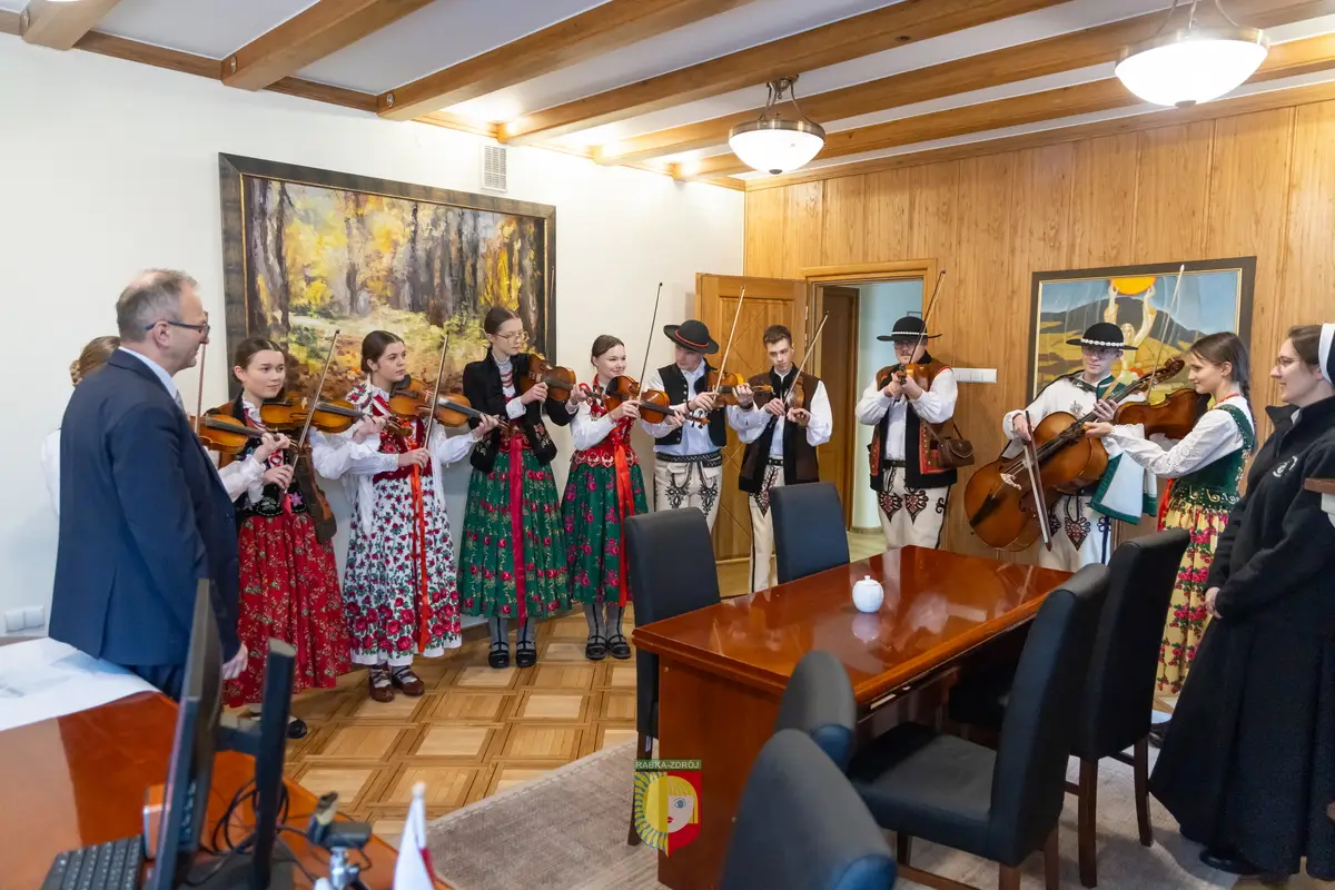 Młodzież z Rabki Zdroju z kolędą i życzeniami w urzędzie