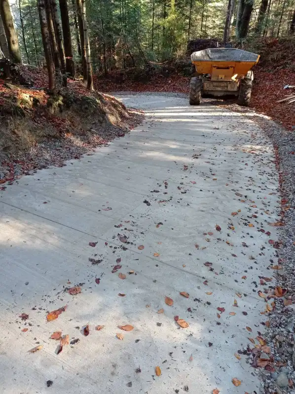 Nowy asfalt na stromej ulicy Partyzantów, mieszkańcy odetchnęli z ulgą