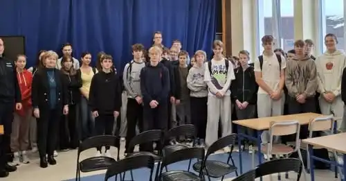 Policyjna lekcja bezpieczeństwa dla młodzieży w Czarnym Dunajcu