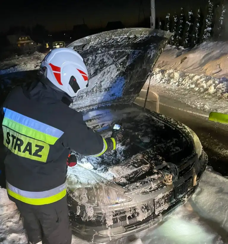 Samochód stanął w ogniu na Studzionkach. Szybka akcja OSP Orawka